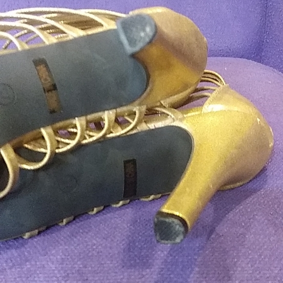 Red Circle Gold Metallic Heels. Size 7.5. Great shape. Wear any occasion. - Picture 5 of 5